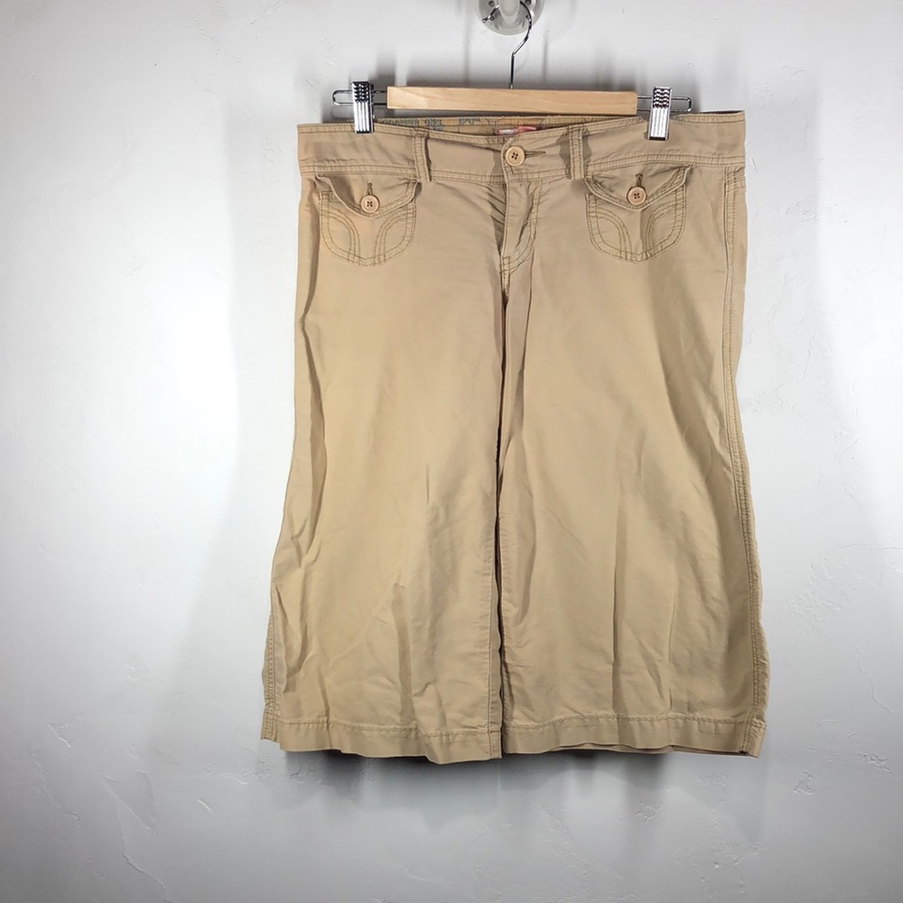 Hollister tan capri pants size 7
